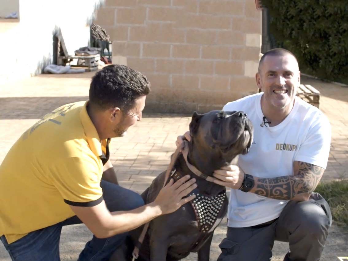 Juanma Morato con un Cane Corso junto a un cliente